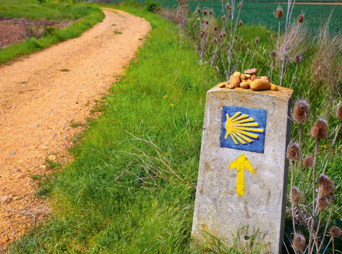 023_ Jakobsweg_Lernidee Reisen - Schoene Aussichten Touristik - Jakobsweg Muschel-Symbol - lunamarina fotolia